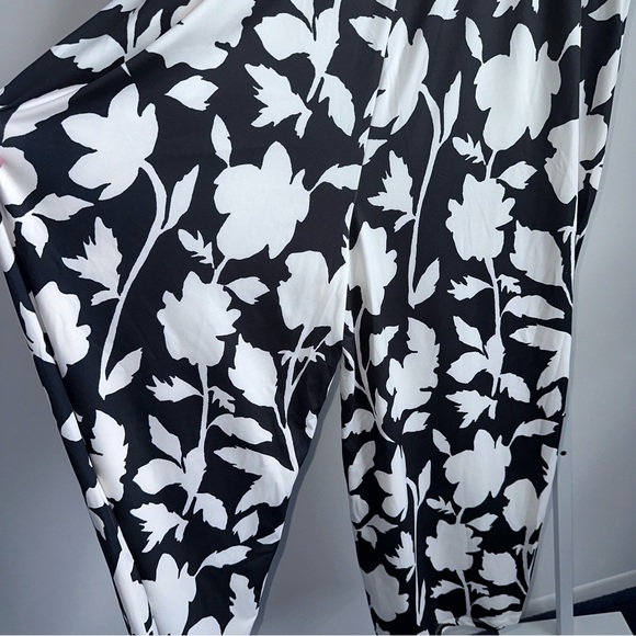 Everyday Jones Madeline Jones 1X Black White Floral Jumpsuit Pockets Wide Leg - Picture 8 of 9